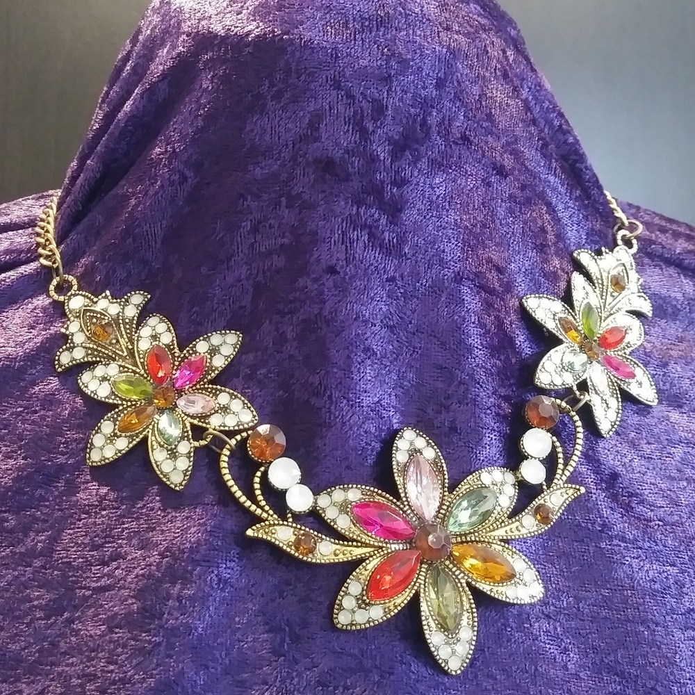 Beautiful Floral Rhinestone Necklace  NWT-